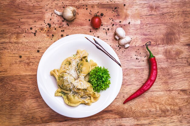 Ravioli saboroso com parmesão em um prato