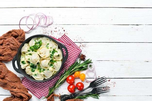 Ravioli con salsa de crema en un plato negro Cocina tradicional italiana Albóndigas de carne Vista superior Espacio de copia libre