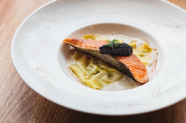 Ravioli En Salsa Crema Con Salmon A La Parrilla Con Caviar.