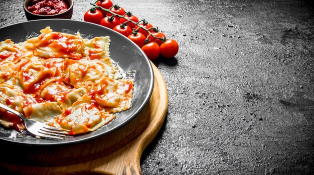 Ravioli con tomates cherry y salsa