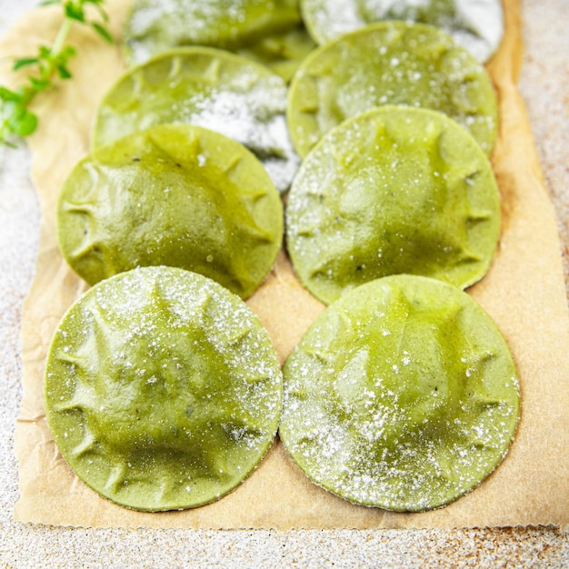 ravioli verde massa verde espinafre manjericão comida vegetal refeição comida lanche na mesa espaço de cópia