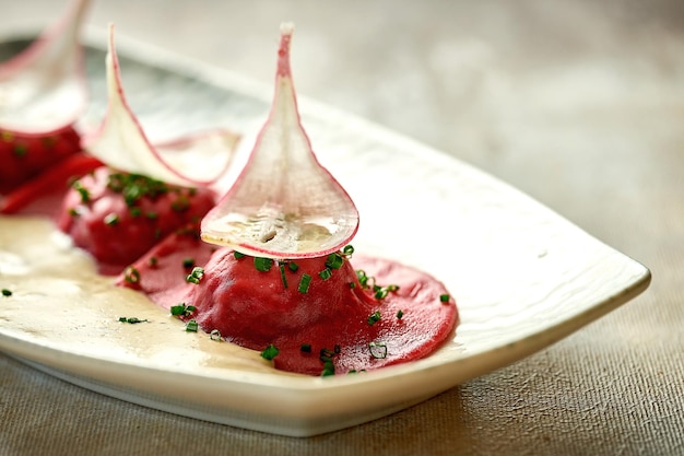 Ravioli vermelho com espinafre em molho Foco seletivo de closeup