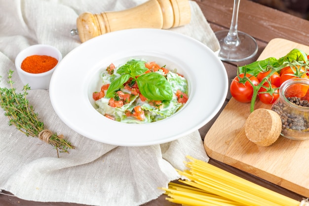 Raviolinudeln aus grüner Teigfüllung