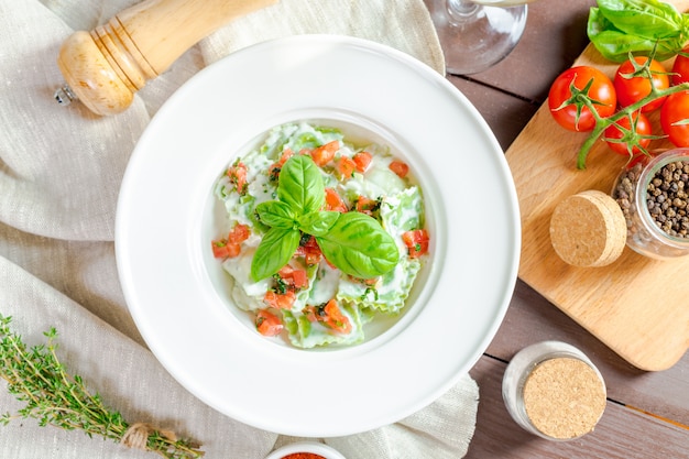 Raviolinudeln aus grüner Teigfüllung