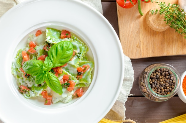 Raviolinudeln aus grüner Teigfüllung