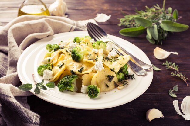 Raviolis Con Queso De Cabra, Brócoli Y Hierbas