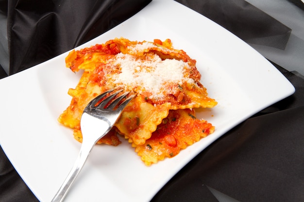 Raviolis Con Salsa De Tomates