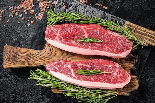 Raw Cap Rump Beef Steak oder Top Sirloin auf Metzgerbrett Schwarzer Hintergrund Ansicht von oben