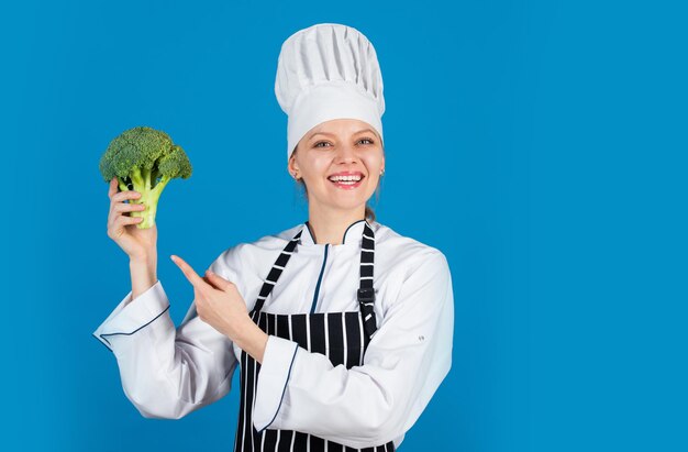 Raw Food Healthy Green Organic Raw Broccoli Listo para cocinar mujer comiendo brócoli Convierta el brócoli en el ingrediente favorito Servicio de restaurante y hotel brócoli en las manos piense en la salud