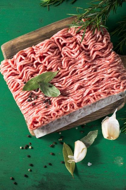 Raw Hackfleisch Hackfleisch Hackfleisch auf einem Schneidebrett Grüner Hintergrund Ansicht von oben