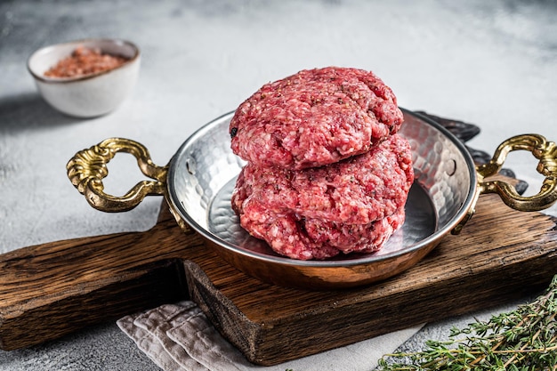 Raw Hamburger Patty Groud Beef Fleisch ungekochte Fleischkoteletts Weißer Hintergrund Ansicht von oben