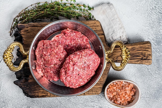 Raw Hamburger Patty Groud Beef Fleisch ungekochte Fleischkoteletts Weißer Hintergrund Ansicht von oben