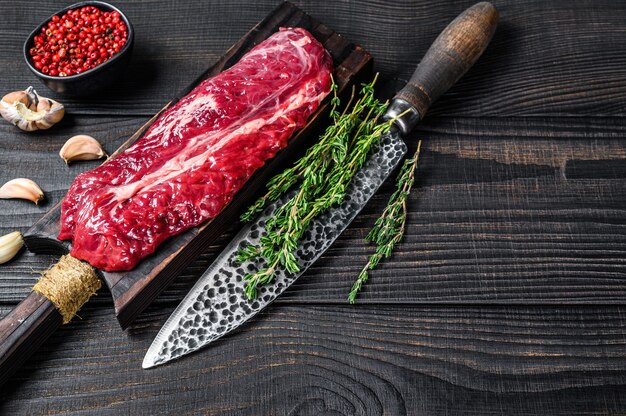 Raw Onglet Hanging Zartes Rinderfleischsteak auf einem hölzernen Schneidebrett