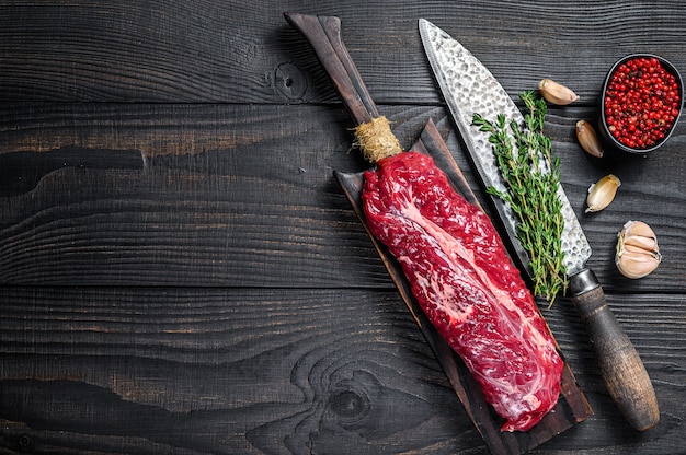 Raw Onglet Hanging Zartes Rindfleischsteak auf einem hölzernen Schneidebrett