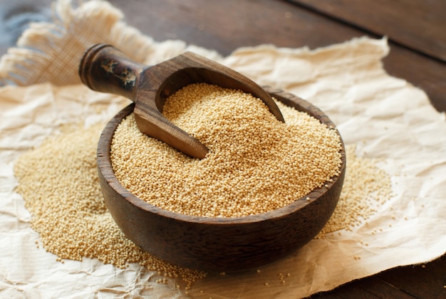 Raw Organic Amaranth Korn in einer Schüssel auf Holztisch bowl