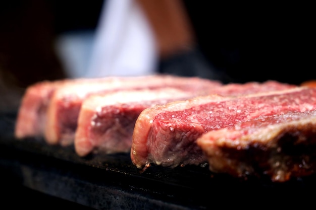 Raw Picanha cerrar en barbacoa brasileña