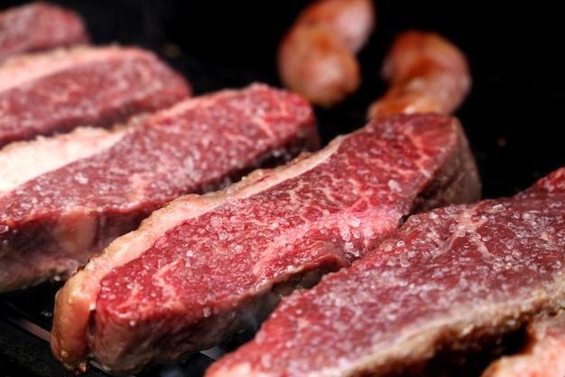 Raw Picanha cerrar en barbacoa brasileña