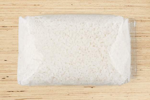 Raw Rice Pack auf einem hölzernen Hintergrund