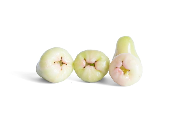 Raw Rose Apple oder Chomphu, indonesische tropische Frucht isoliert auf weißem Hintergrund. Beschneidungspfad