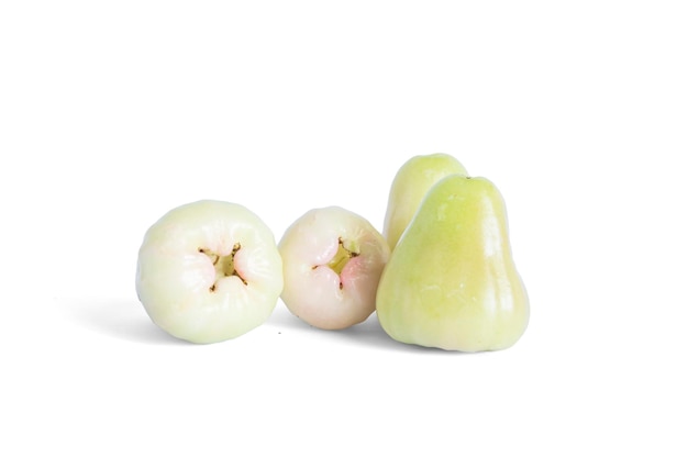 Raw Rose Apple oder Chomphu, indonesische tropische Frucht isoliert auf weißem Hintergrund. Beschneidungspfad