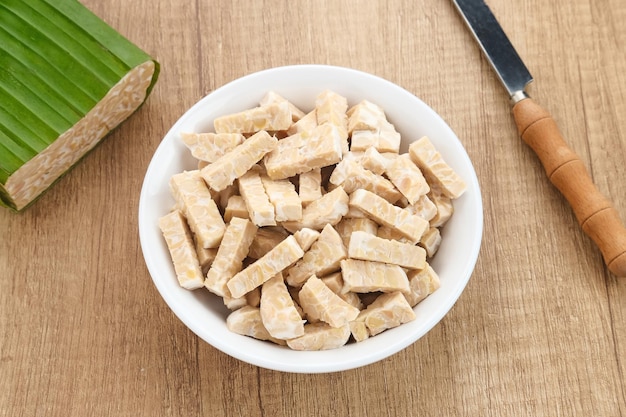 Raw Tempeh, Tempeh o Tempe, comida tradicional indonesia, hecha de soja fermentada.