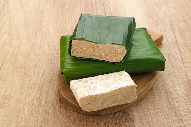 Raw Tempeh, Tempeh o Tempe, comida tradicional indonesia, hecha de soja fermentada.