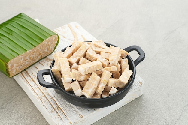 Raw Tempeh, Tempeh oder Tempe, indonesisches traditionelles Essen, hergestellt aus fermentierten Sojabohnen.