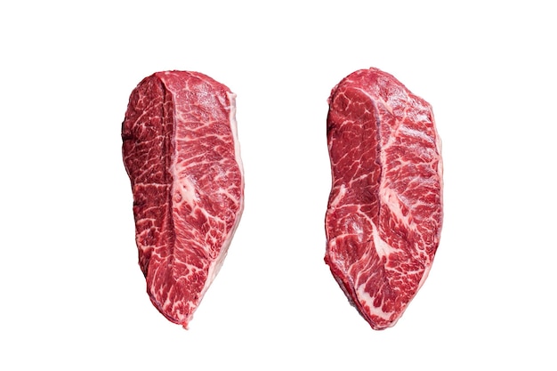 Raw Top Blade o bistecs de carne de res de hierro plano en una mesa de carnicero Aislado sobre fondo blanco