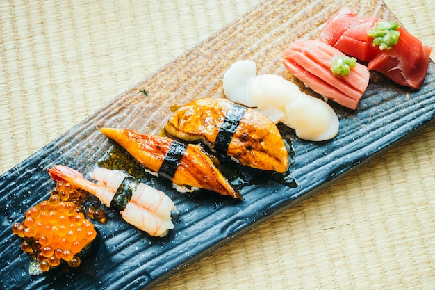 Raw und frische Nigiri-Sushi-Rolle