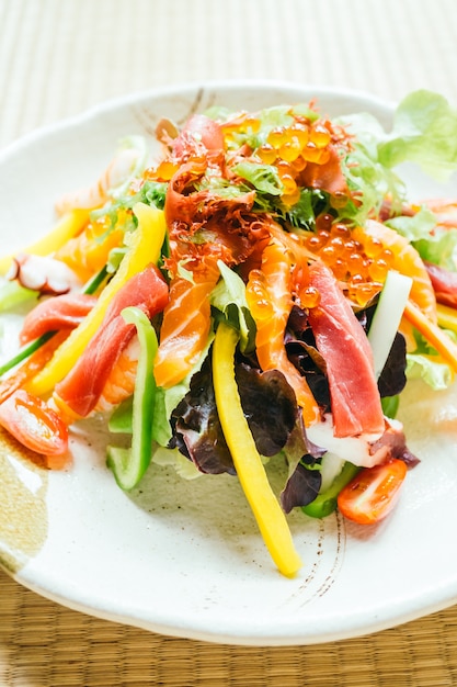 Raw und frische Sashimi Fisch Fleisch mit Gemüse