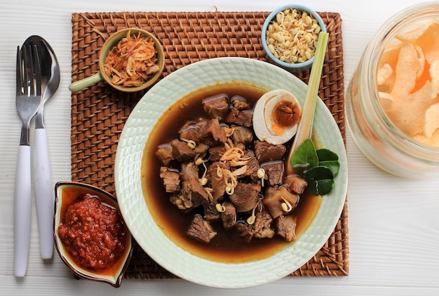 Rawon Traditionelle indonesische schwarze Rindfleischsuppe kulinarisch