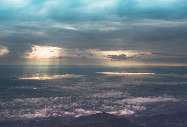 Ray de la luz del sol en la mañana con las nubes en la salida del sol.