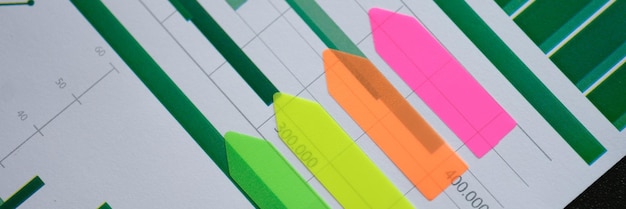 Rayas adhesivas de colores en el primer plano del gráfico de análisis de negocios