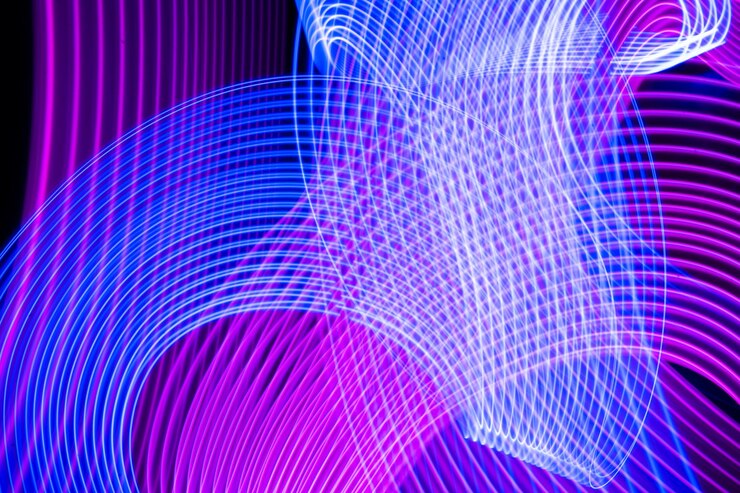 Foto rayas de luz azul neón abstractas futuristas sobre fondo negro