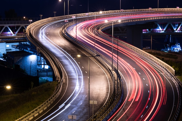 Rayas de luz de coche de carretera. Rayos de pintura de luz nocturna. Fotografía de larga exposición.