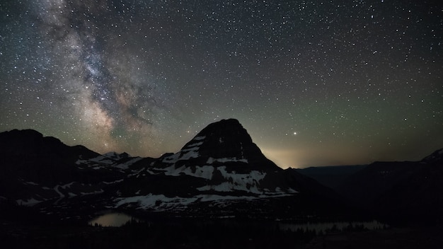 Foto raynolds mountain und milkway im glacier national park