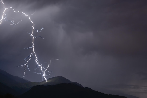 Rayo aterrador con nubes oscuras