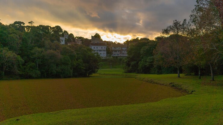 un rayo de luz al atardecer en un parque público con una laguna artificial