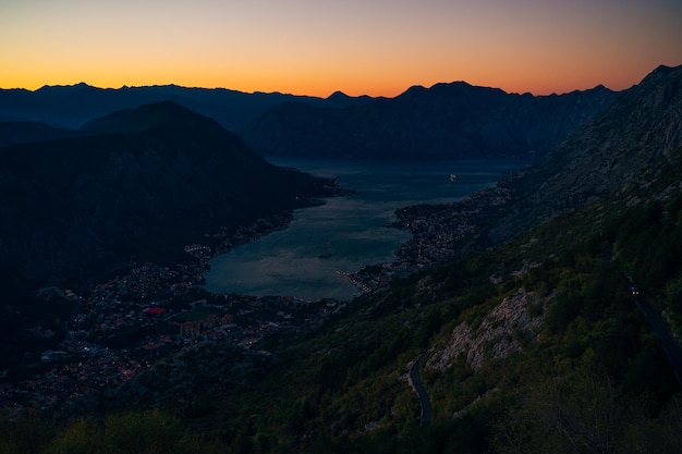 Rayo de luz naranja sobre el horizonte bahía de kotor monte lovcen