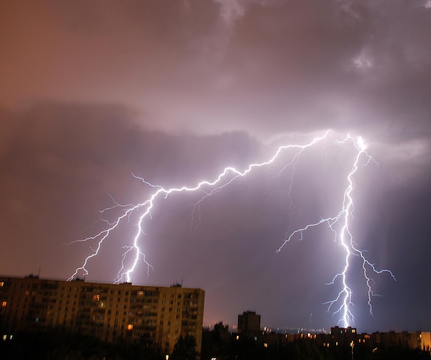 Rayo en la noche sobre la ciudad