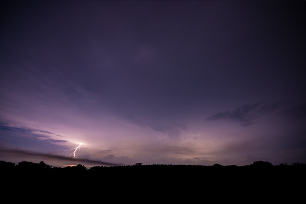 Foto rayo en la noche