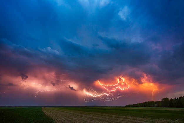 Rayo con nubes dramáticas de tormenta