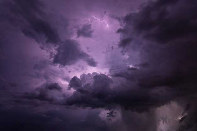 Rayo y nubes de lluvia en la noche.