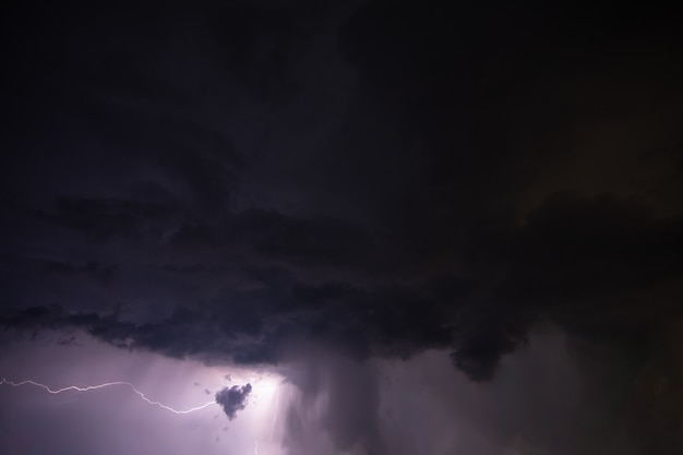 Rayo y nubes de lluvia en la noche.