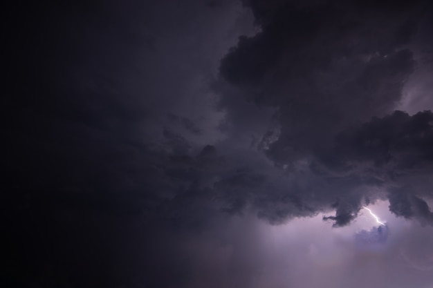 Rayo y nubes de lluvia en la noche.