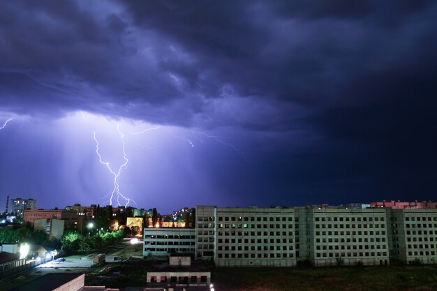 Rayo sobre la casa. Tormenta afuera.