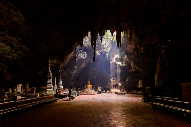 Rayo de sol en la cueva de Buda, Tham Khao Luang cerca de Phetchaburi, Tailandia