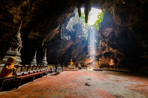 Rayo de sol en la cueva de Buda, Tham Khao Luang cerca de Phetchaburi, Tailandia