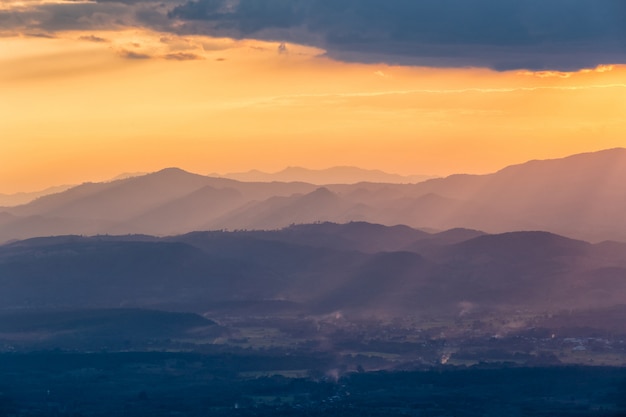 Rayo de sol en las montañas y niebla en Doi Samer Dao