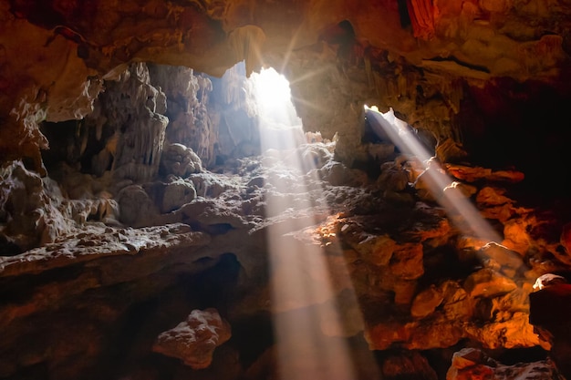 El rayo del sol que brilla a través del agujero en la cueva se ve hermoso